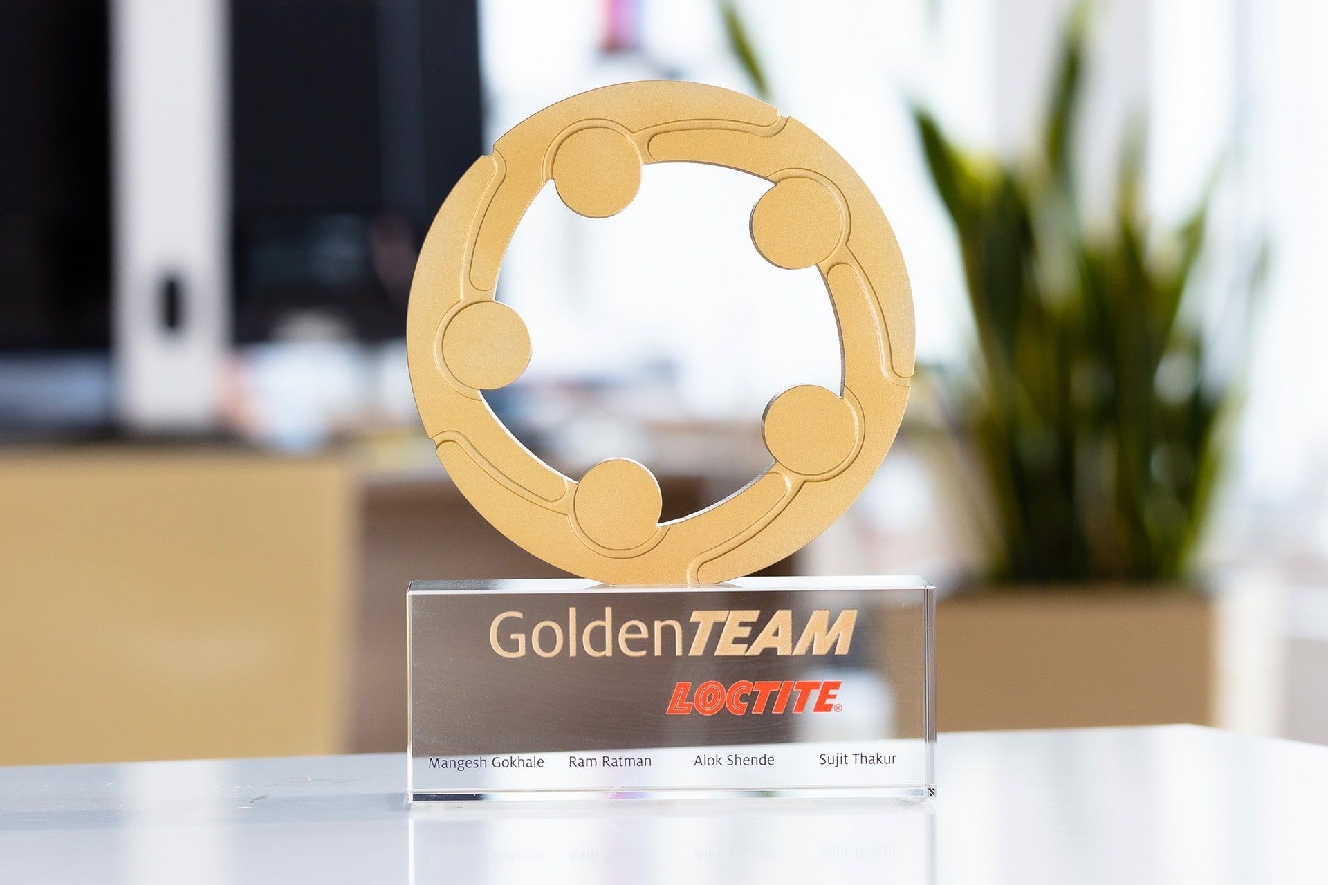 statuetka szkło loctite golden team glasso